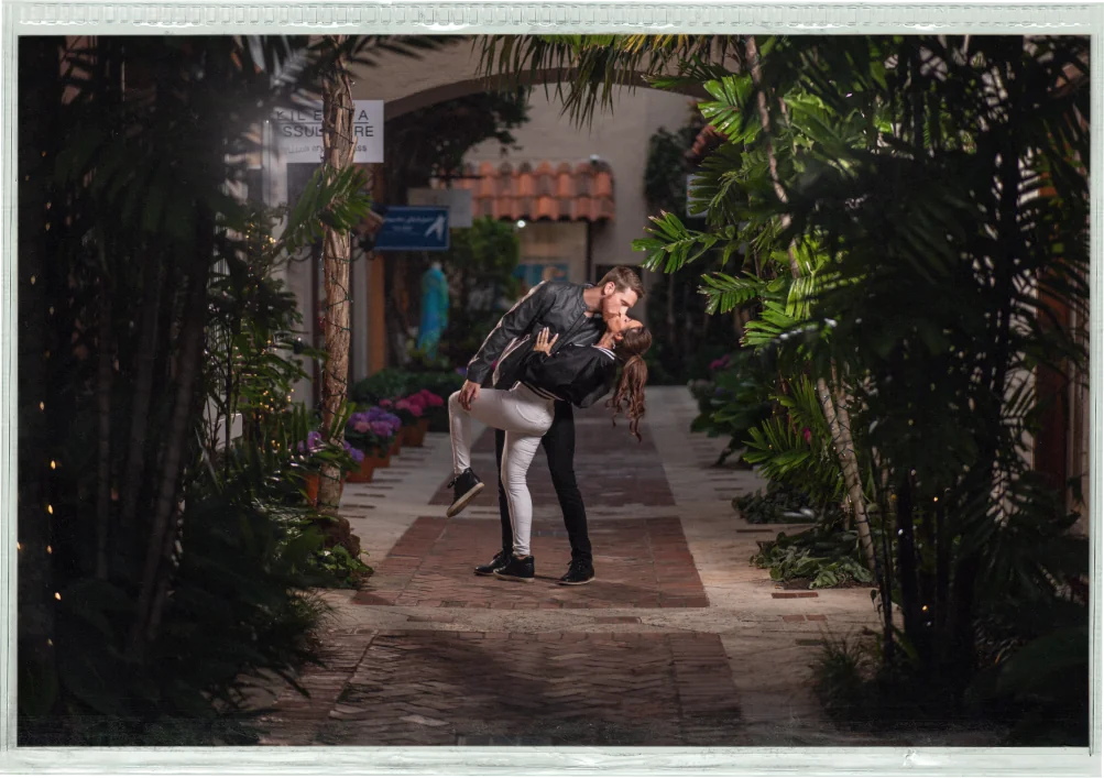 Couple kissing in walkway — capture