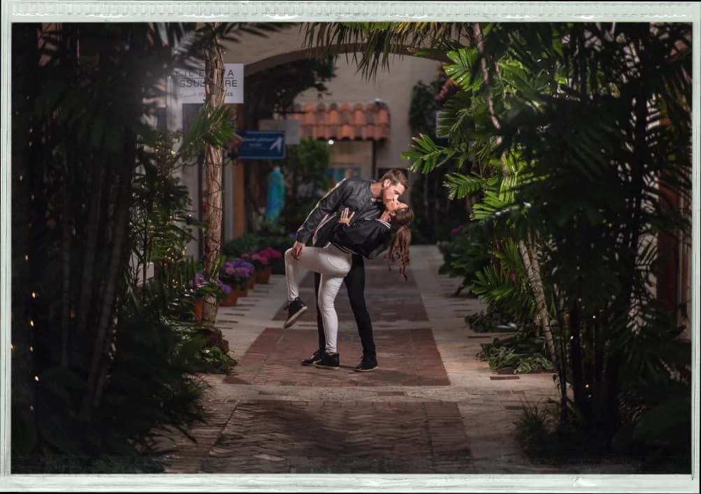 Couple kissing in walkway — capture